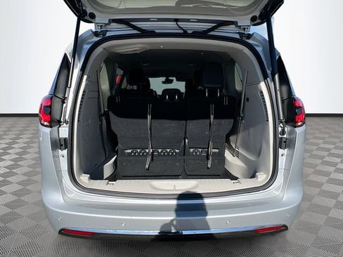 Used 2024 Chrysler Pacifica Limited FWD image 26