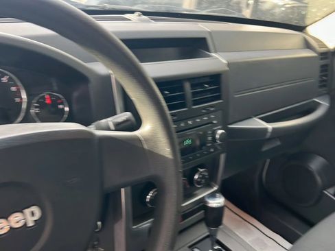 Used 2009 Jeep Liberty Sport image 26