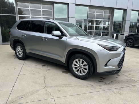 Used 2025 Toyota Grand Highlander AWD image 2