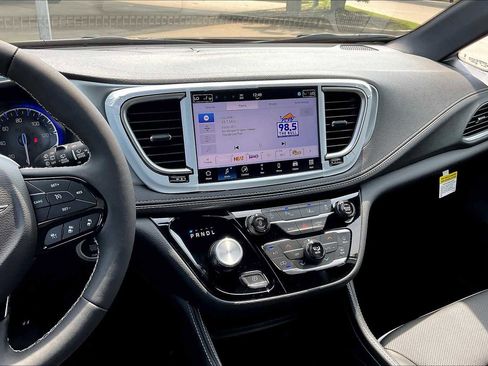 New 2026 Chrysler Pacifica Limited w/ S Appearance Package image 6