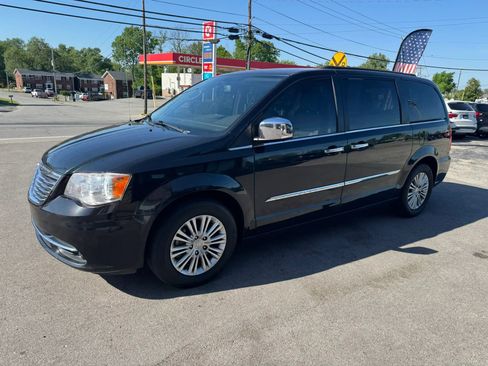 Used 2015 Chrysler Town & Country Touring-L w/ Driver Convenience Group image 6