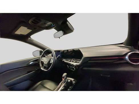 Used 2024 Chevrolet Trax RS w/ Sunroof Package FWD image 18