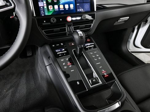Certified 2025 Porsche Macan AWD image 18