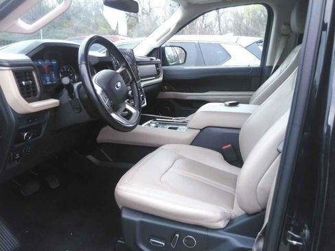 Used 2023 Ford Expedition Limited image 3