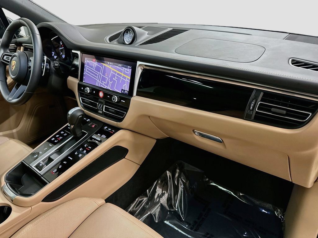 Certified 2025 Porsche Macan AWD/4WD image 30