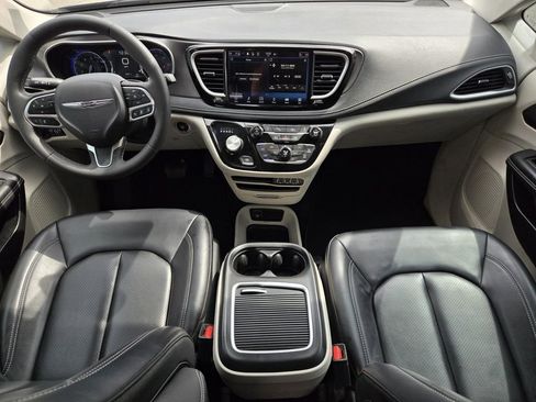 Used 2023 Chrysler Pacifica Touring-L FWD image 16