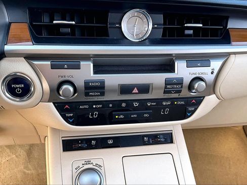 Used 2014 Lexus ES 300h Hybrid image 31