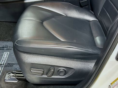 Used 2023 Toyota Highlander XLE image 16