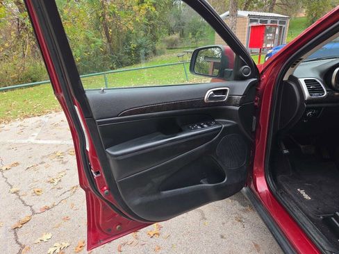 Used 2012 Jeep Grand Cherokee Laredo w/ Laredo E Group image 16