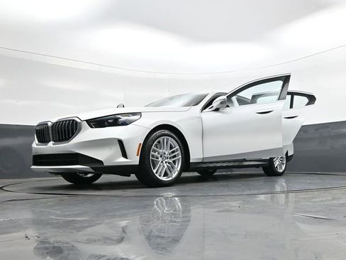 Used 2025 BMW 530i xDrive w/ Premium Package image 39