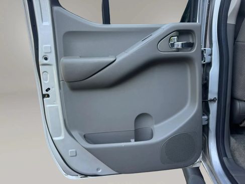 Used 2013 Nissan Frontier SV RWD image 9