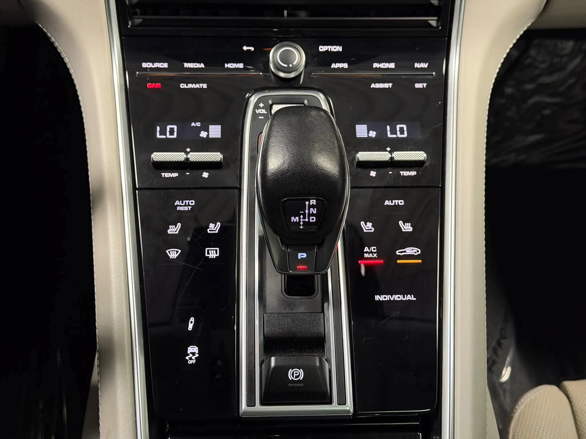 Used 2022 Porsche Panamera 4 w/ Premium Package AWD/4WD image 46