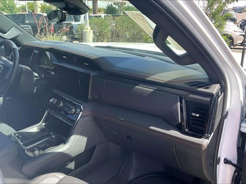 Used 2025 GMC Sierra 2500 AT4 w/ AT4 Premium Plus Package AWD/4WD image 17