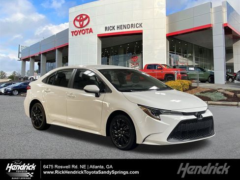 Certified 2022 Toyota Corolla LE image 1