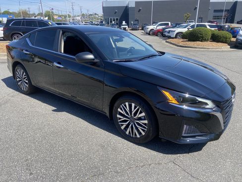 Certified 2025 Nissan Altima 2.5 SV image 3