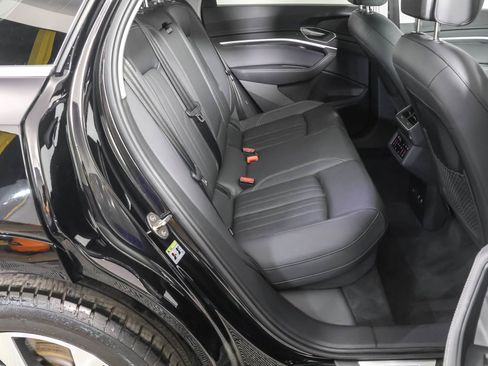 Used 2022 Audi e-tron Premium Plus w/ Premium Plus Package image 41