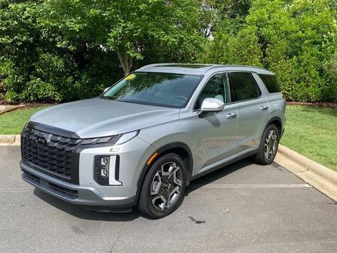 Used 2023 Hyundai Palisade SEL w/ Premium Package FWD image 3