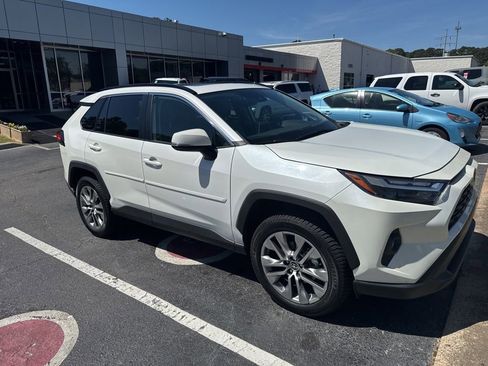 Used 2022 Toyota RAV4 XLE Premium image 3