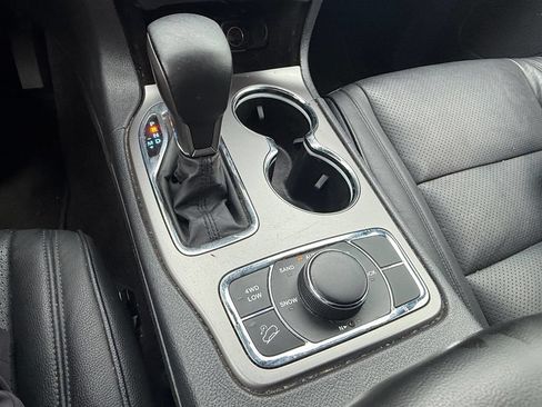 Used 2019 Jeep Grand Cherokee Laredo AWD/4WD image 23