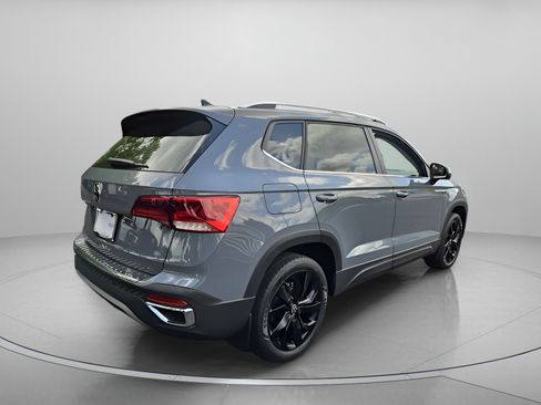 Used 2022 Volkswagen Taos SE w/ Panoramic Sunroof Package FWD image 5