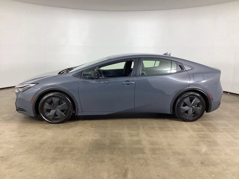 Used 2023 Toyota Prius LE FWD image 8