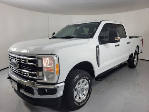 Used 2023 Ford F250 XLT w/ FX4 Off-Road Package AWD/4WD image 2