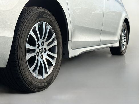 Used 2020 Toyota Sienna XLE image 17