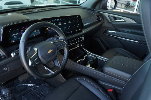 Used 2026 Chevrolet Traverse LT FWD image 2