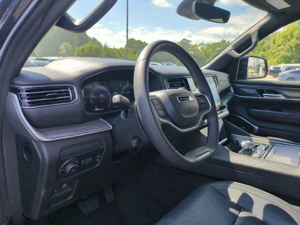 Used 2024 Jeep Wagoneer L Series II w/ Flexible Seating Group AWD/4WD image 16