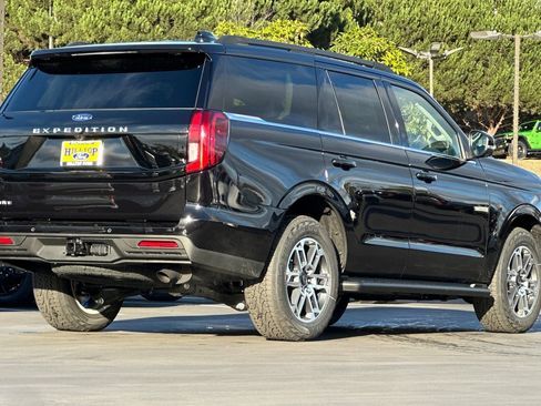 New 2025 Ford Expedition Active image 4