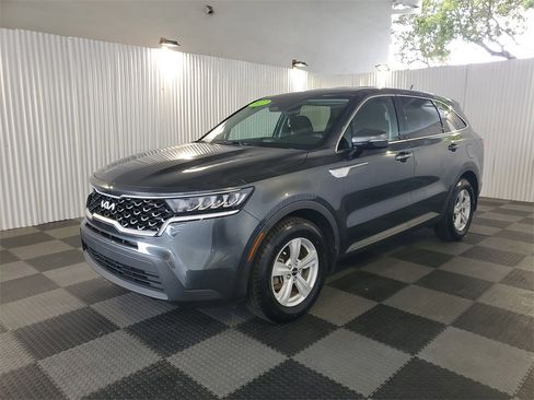 Used 2022 Kia Sorento LX image 3