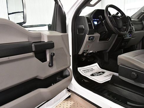 Used 2017 Ford F550 2WD Regular Cab Super Duty image 10