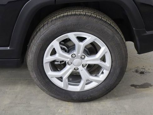 Used 2024 Jeep Compass Latitude image 40