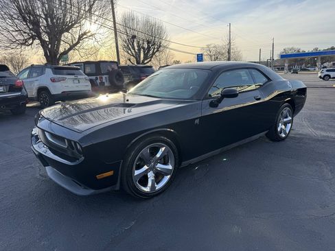 Used 2014 Dodge Challenger SXT RWD image 1