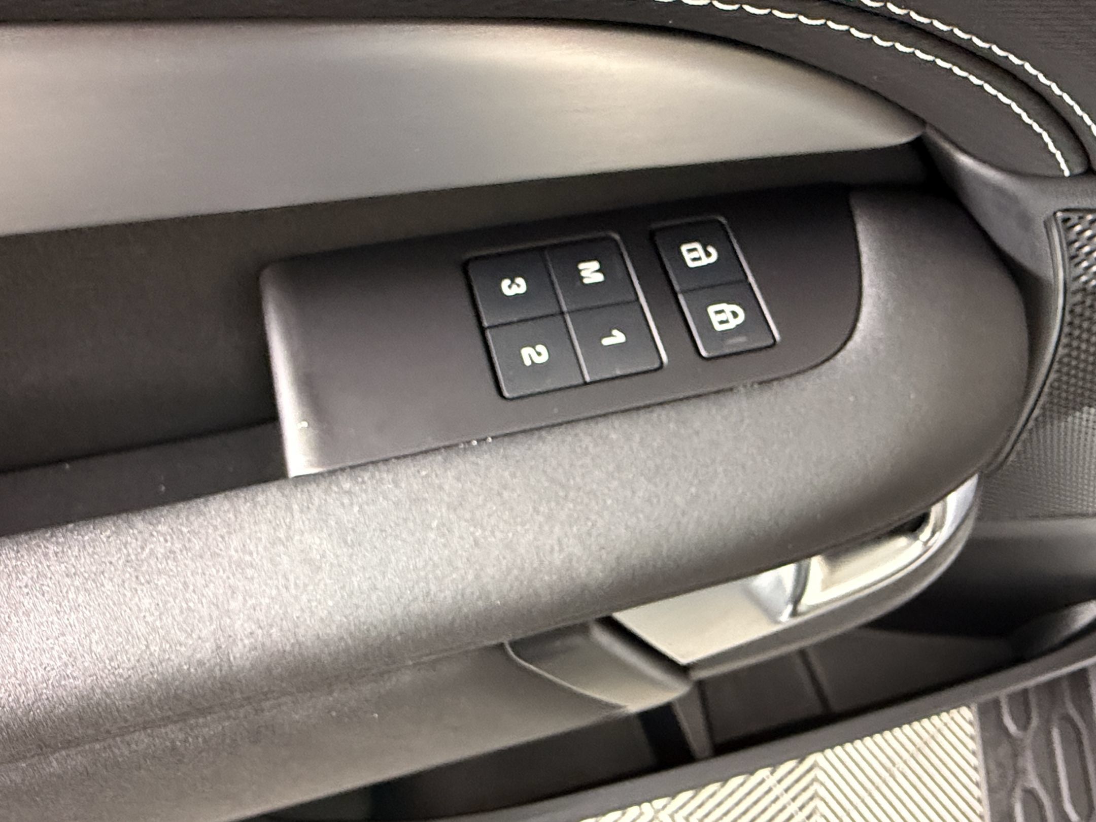 Used 2025 Land Rover Discovery Dynamic SE AWD/4WD image 24