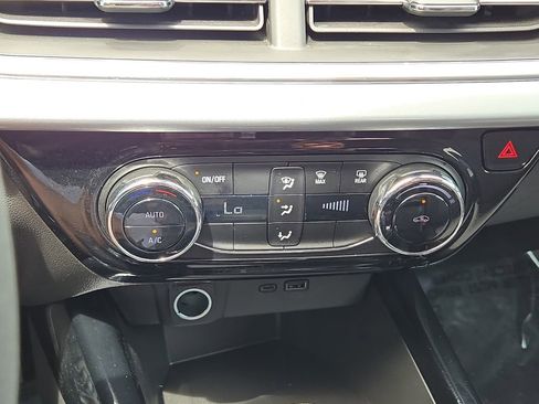 Used 2025 Chevrolet Trax LT FWD image 29