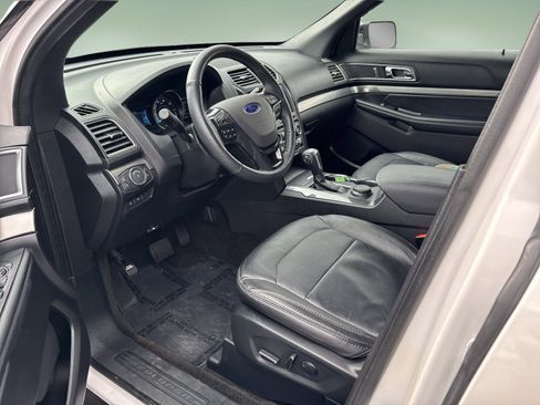 Used 2018 Ford Explorer XLT w/ Equipment Group 202A image 19