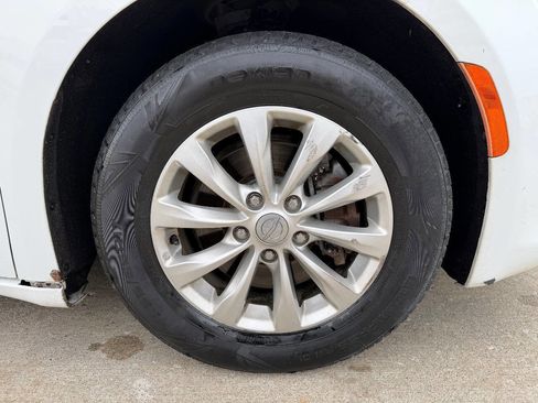 Used 2018 Chrysler Pacifica Touring-L image 22