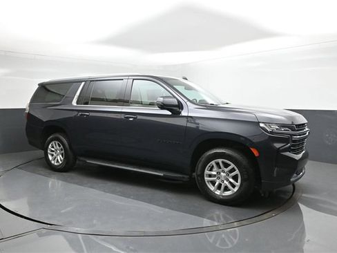 Used 2022 Chevrolet Suburban LT w/ Luxury Package image 17