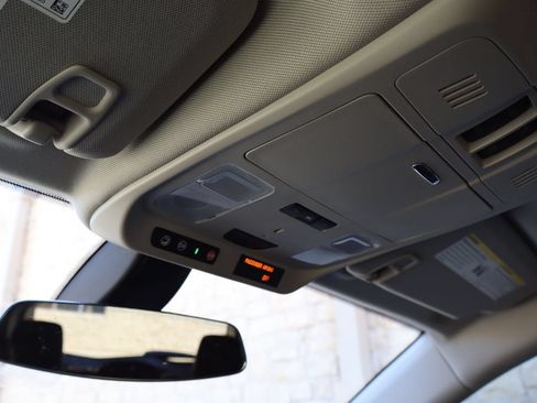 Used 2019 Buick Envision Essence FWD image 28