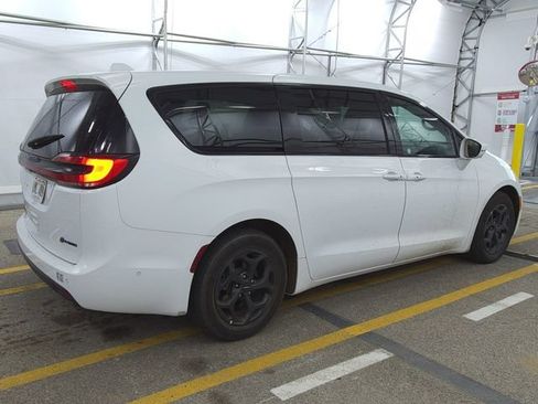 Used 2022 Chrysler Pacifica Limited w/ Uconnect Theater Family Group FWD image 4