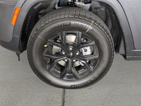 New 2025 Jeep Grand Cherokee Altitude image 11