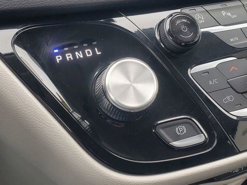 Used 2024 Chrysler Pacifica Touring-L image 25