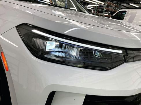 Certified 2025 Volkswagen Tiguan SE image 30