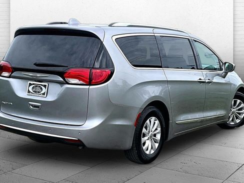 Used 2018 Chrysler Pacifica Touring-L FWD image 12