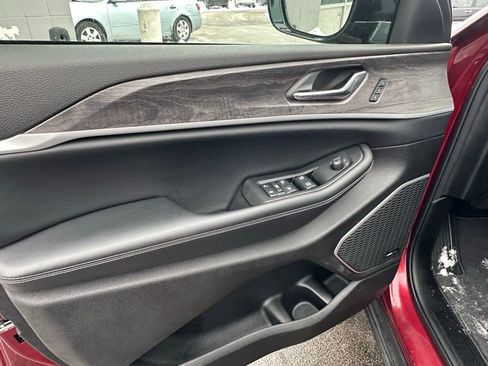 Used 2024 Jeep Grand Cherokee L Limited w/ Black Appearance Package image 12