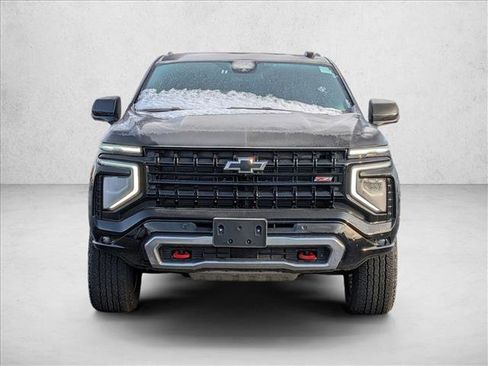 Used 2025 Chevrolet Suburban Z71 image 2