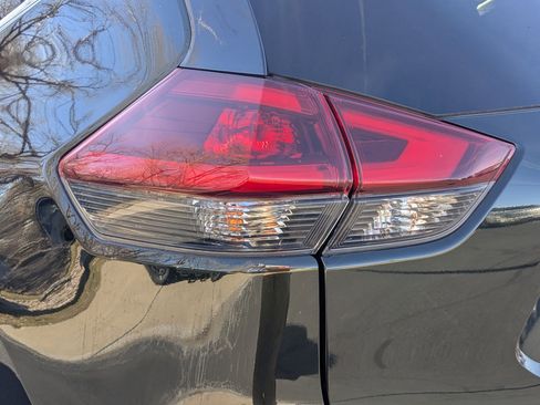 Used 2020 Nissan Rogue SV image 13