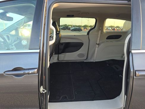 Used 2023 Chrysler Pacifica Touring-L image 10