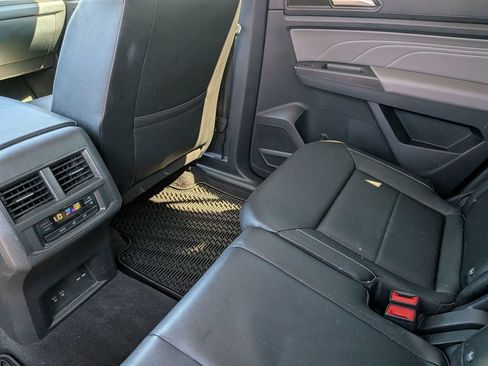 Used 2022 Volkswagen Atlas SE w/ Black Wheel Package FWD image 33